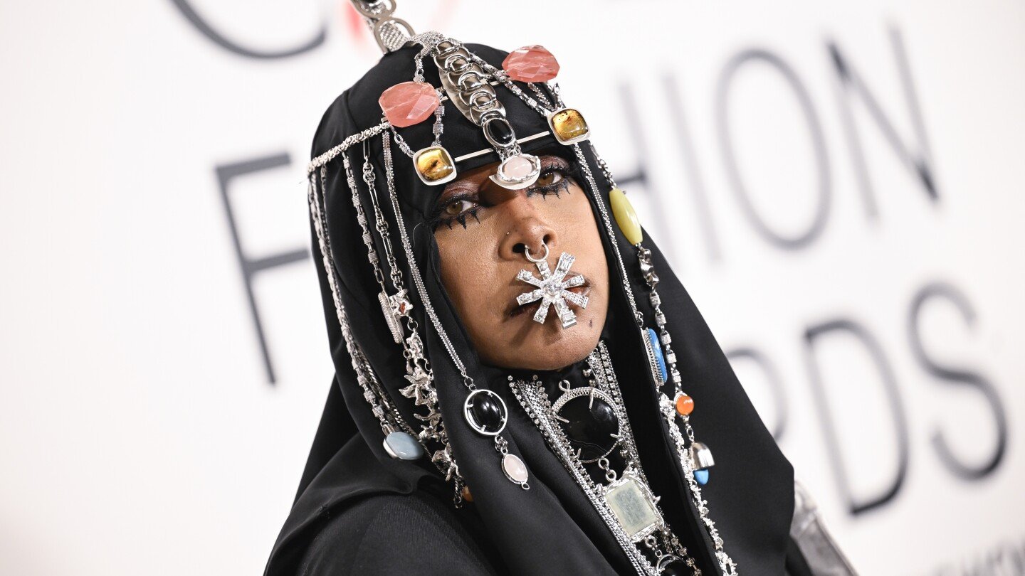 erykah-badu-celebrated-as-fashion-icon-at-cfda-awards-after-years-of-pushing-boundaries