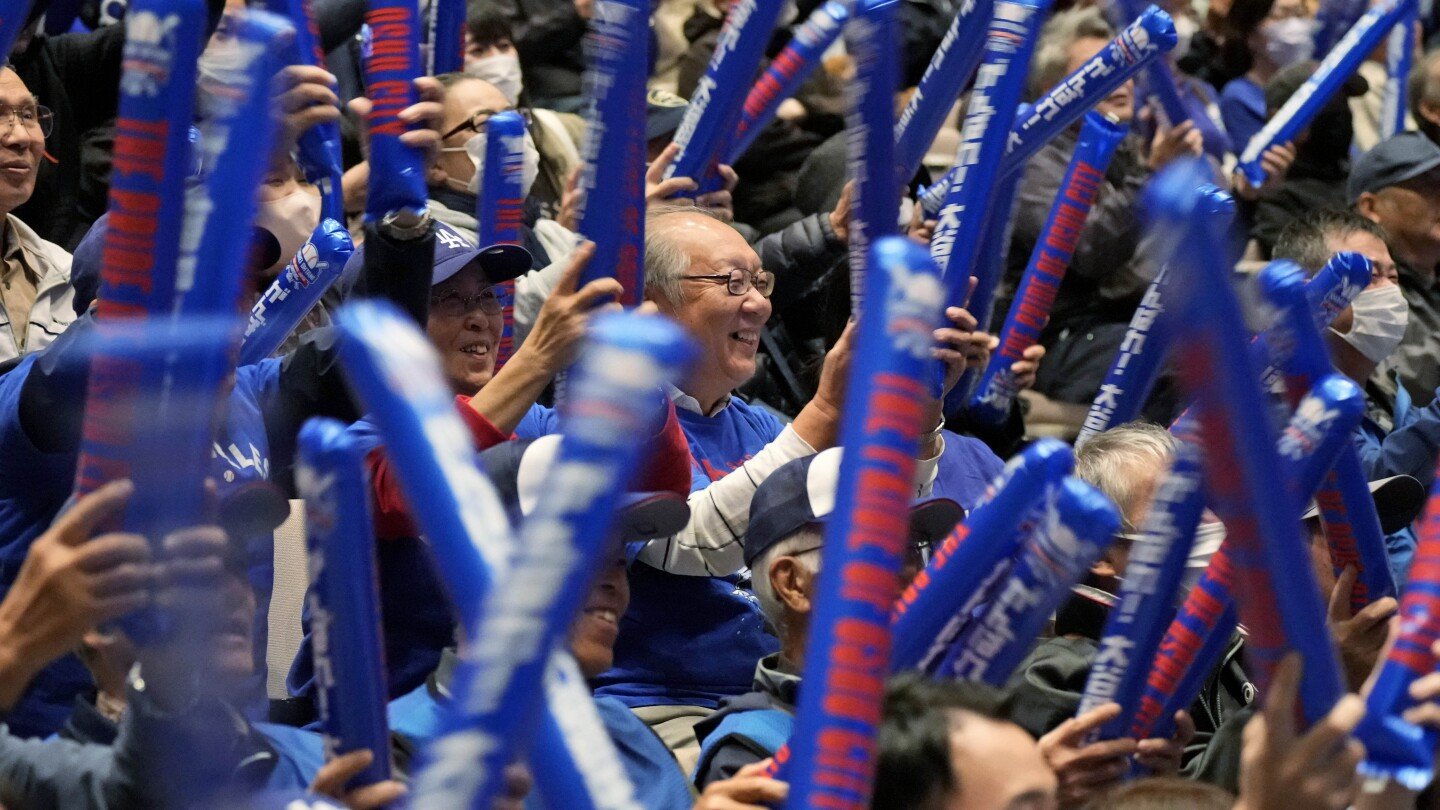 fans-in-shohei-ohtani’s-japanese-hometown-pack-in-to-watch-game-3-of-the-world-series