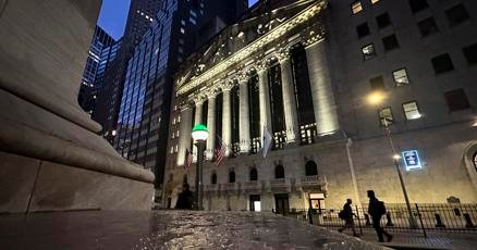 stock-market-today:-wall-street-ticks-lower-ahead-of-corporate,-jobs-and-consumer-confidence-data