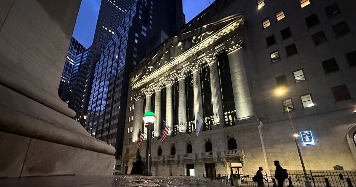 stock-market-today:-wall-street-ticks-lower-ahead-of-corporate,-jobs-and-consumer-confidence-data