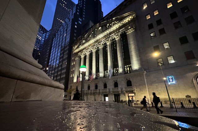stock-market-today:-wall-street-drifts-in-mixed-trading