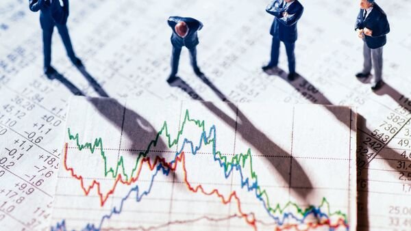 how-to-create-an-investor’s-moat-to-navigate-challenging-market-conditions?