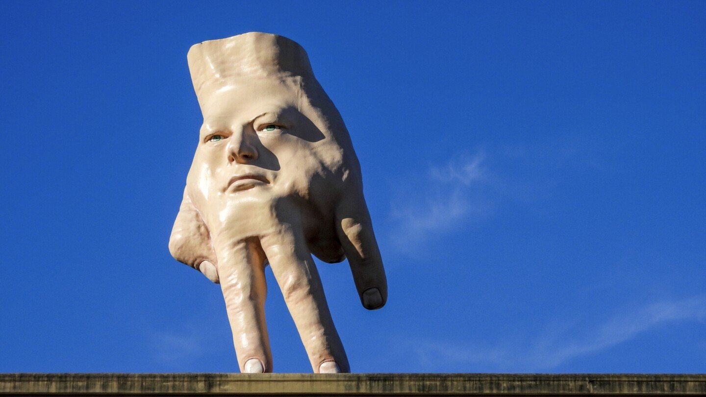 a-new-zealand-city-waves-goodbye-to-its-giant-hand-sculpture-that-many-came-to-love