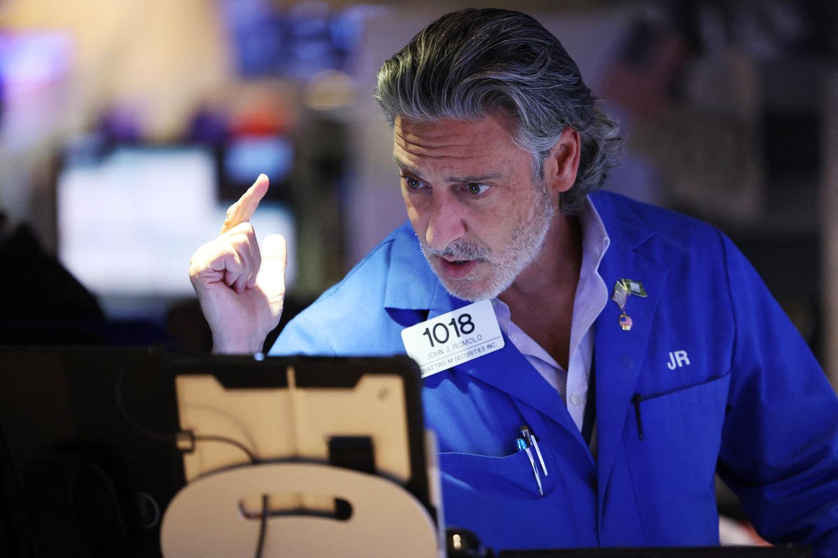 stock-market-today:-nasdaq,-s&p-500-tip-lower-amid-earnings-rush,-gdp,-and-jobs-data