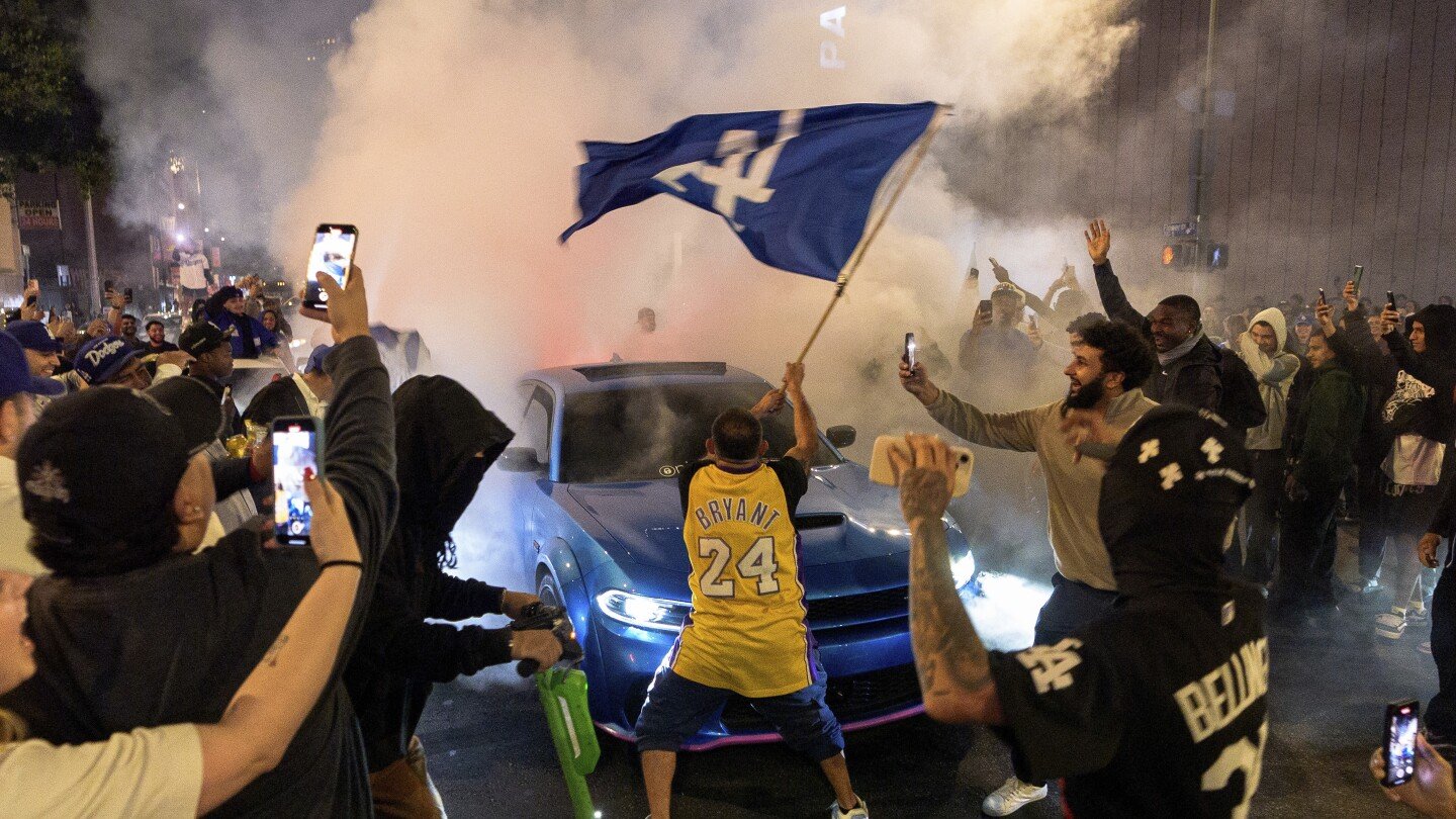 los-angeles-sees-bus-burned,-store-thefts-and-rowdy-crowds-after-dodgers-win-world-series