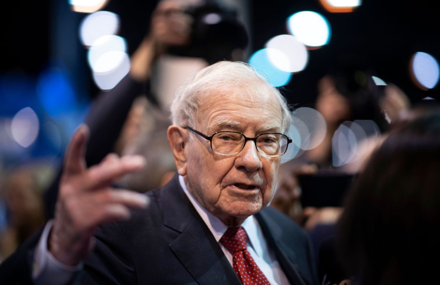 warren-buffett’s-berkshire-hathaway-sells-apple-stock,-boosts-cash-pile-to-record