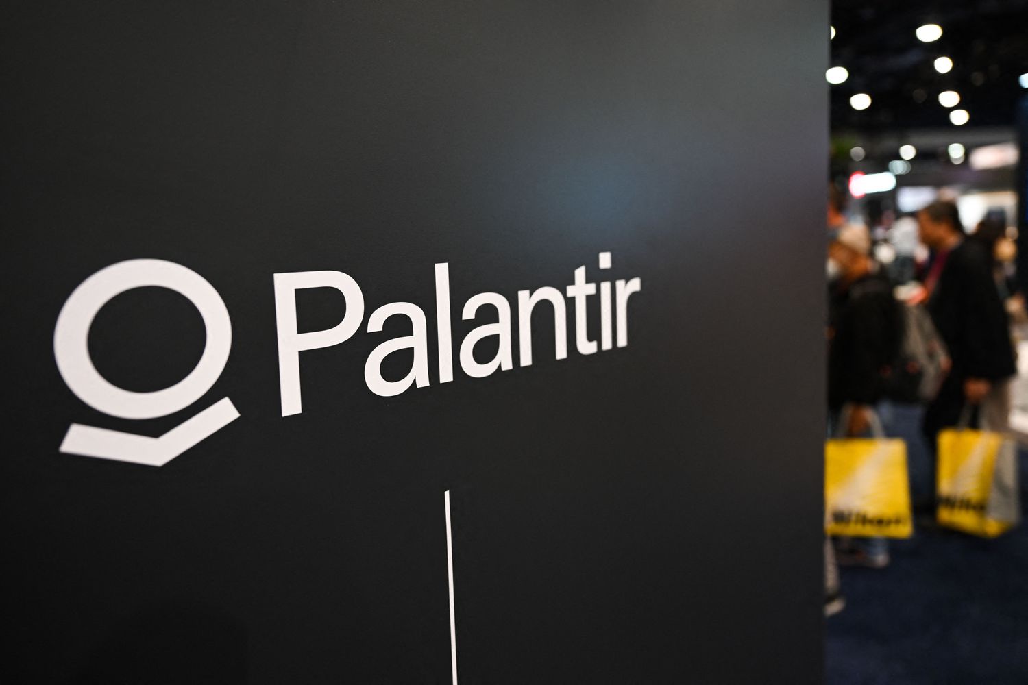 what-wall-street-analysts-think-of-palantir’s-stock-ahead-of-earnings