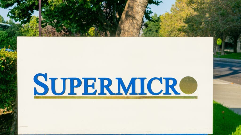 super-micro-analyst-suspends-rating-over-governance,-accounting-issues