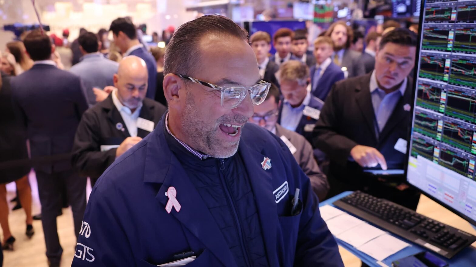 s&p-500-futures-are-little-changed-following-broad-index’s-best-week-of-the-year:-live-updates