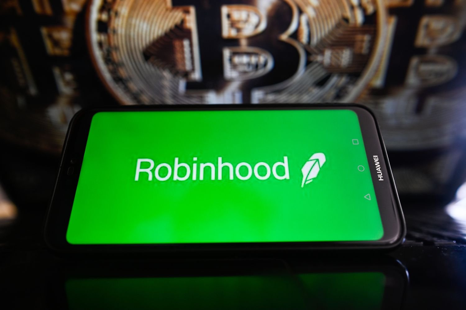 top-stock-movers-now:-tesla,-robinhood-markets,-microstrategy,-and-more