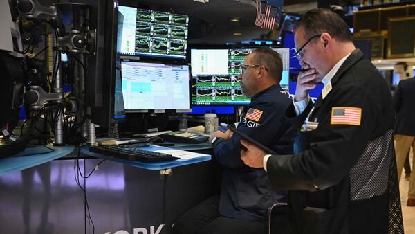 wall-street-today:-us-stocks-slip-as-investors-rush-to-safe-haven-assets-on-escalating-russia-ukraine-tensions