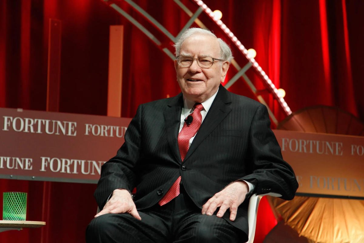 the-stock-market-is-hot.-so-why-is-warren-buffett-sitting-on-the-sidelines?