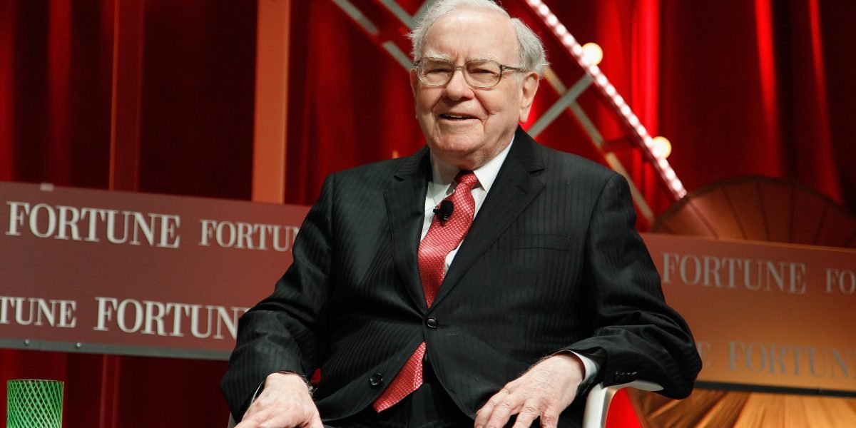 the-stock-market-is-hot.-so-why-is-warren-buffett-sitting-on-the-sidelines?