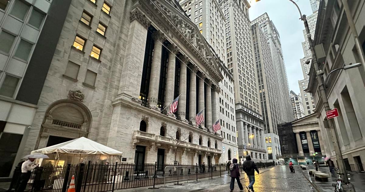 stock-market-today:-wall-street-hangs-around-its-records-in-mixed-trading