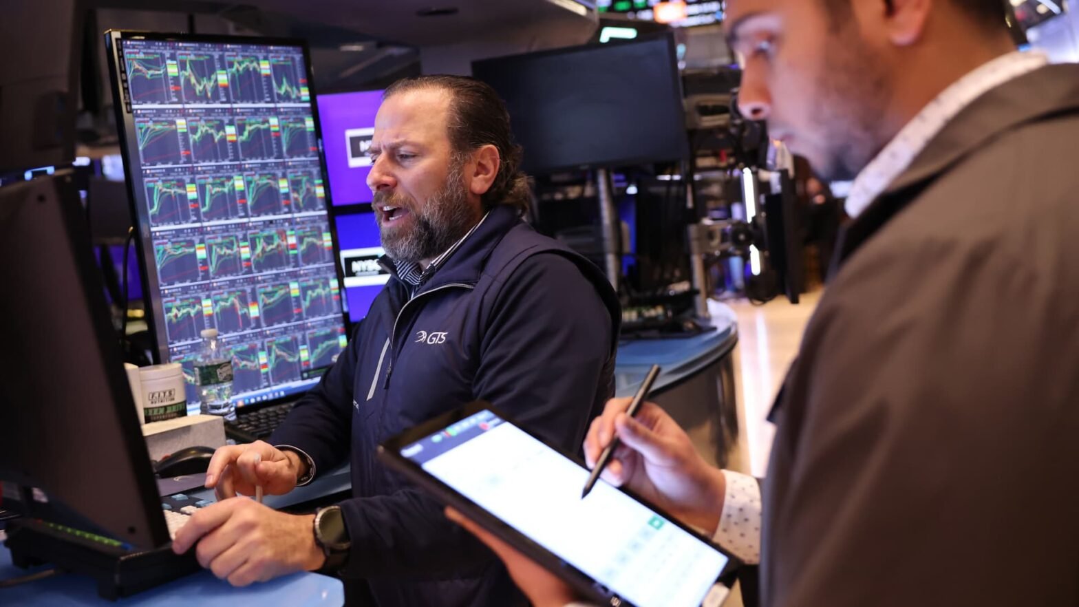 7-global-stocks-to-buy-before-the-year-end,-according-to-the-pros