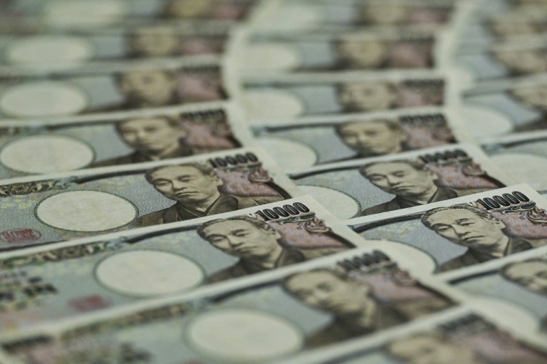 yen-rallies-on-rate-hike-bets-as-equity-markets-swing