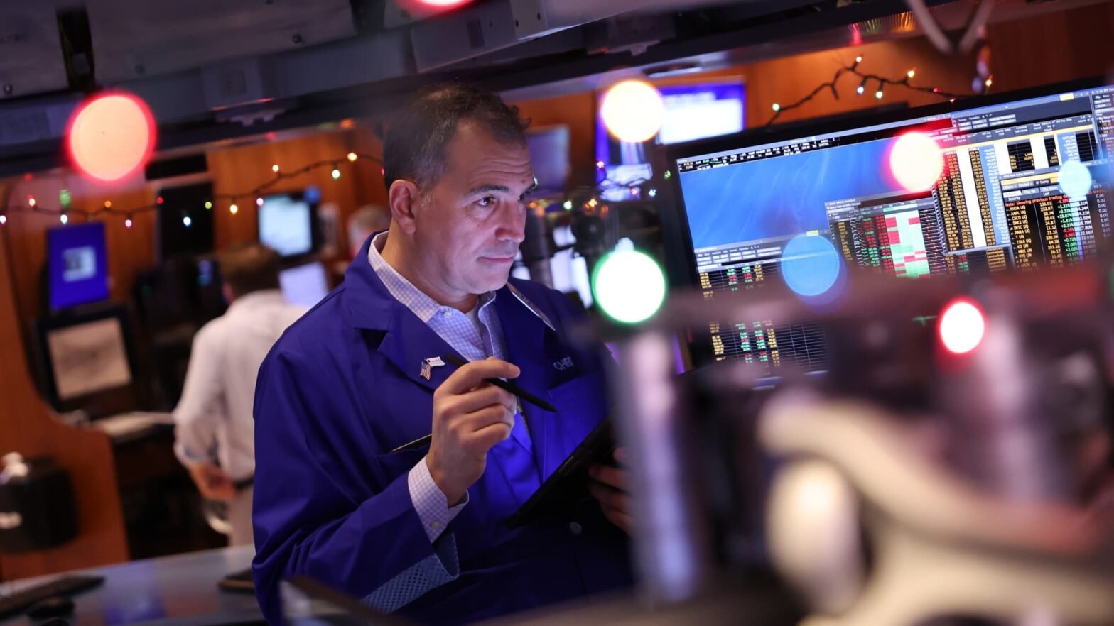 wall-street-kicks-off-december-with-jobs-data-on-tap-and-the-s&p-500-looking-to-enter-the-history-books