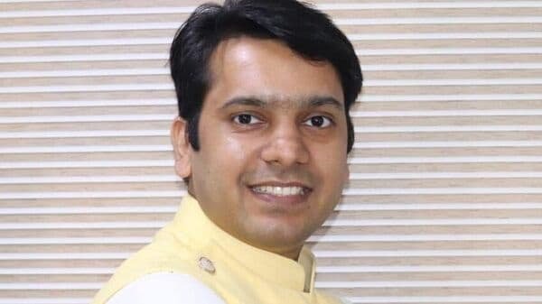 buy-or-sell:-sumeet-bagadia-recommends-three-stocks-to-buy-on-monday-—-dec-2