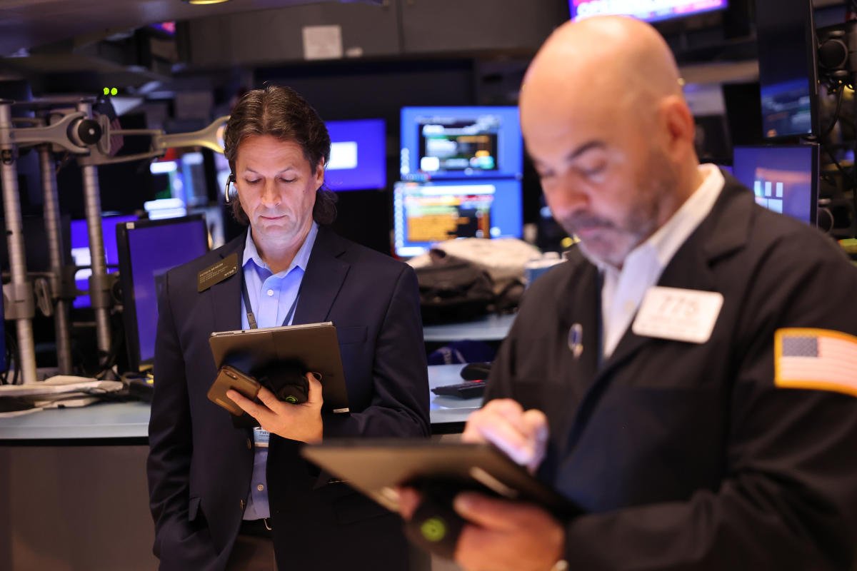 stock-market-today:-dow,-s&p-500-hold-near-record-highs-to-kick-off-final-month-of-banner-2024