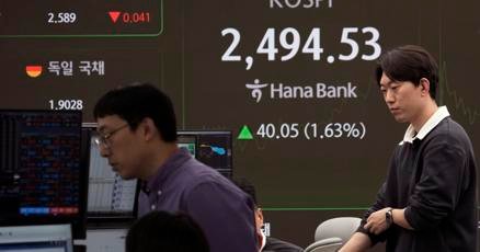 stock-market-today:-asian-shares-rise-after-tech-stocks-pull-wall-street-to-another-record