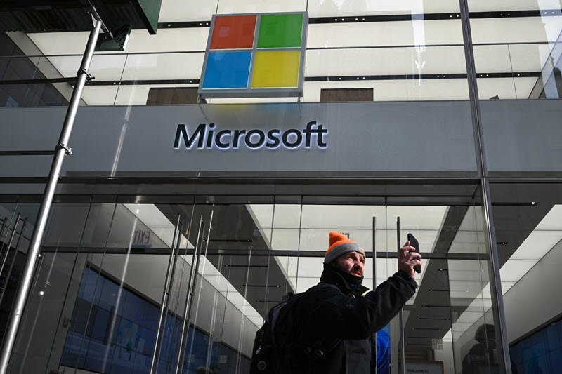 5-big-analyst-ai-moves:-microsoft-seen-as-must-own-stock,-hpe-upgraded-by-investing.com