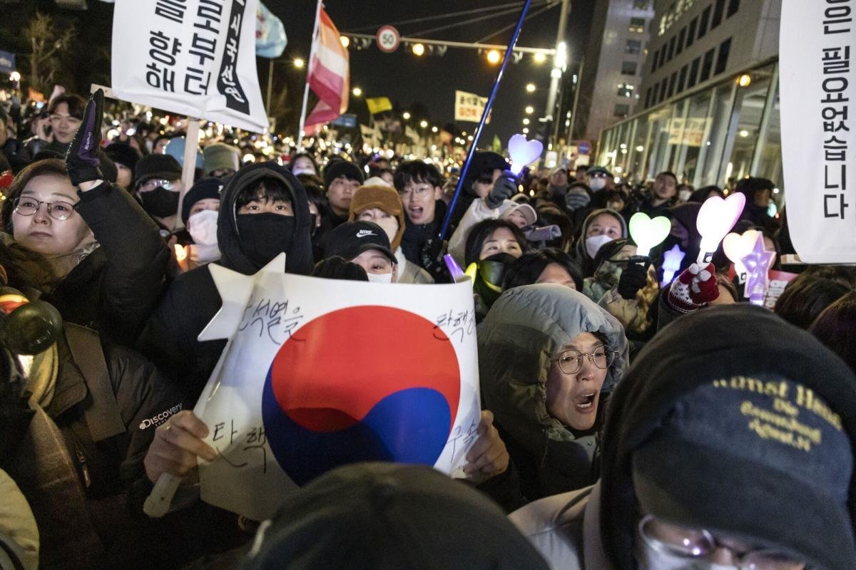 south-korean-stocks-slide,-won-dips-as-political-crisis-deepens