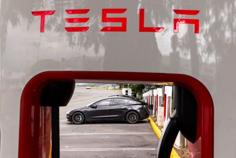 deutsche-bank-names-tesla-stock-‘a-key-idea-for-2025’-by-investing.com