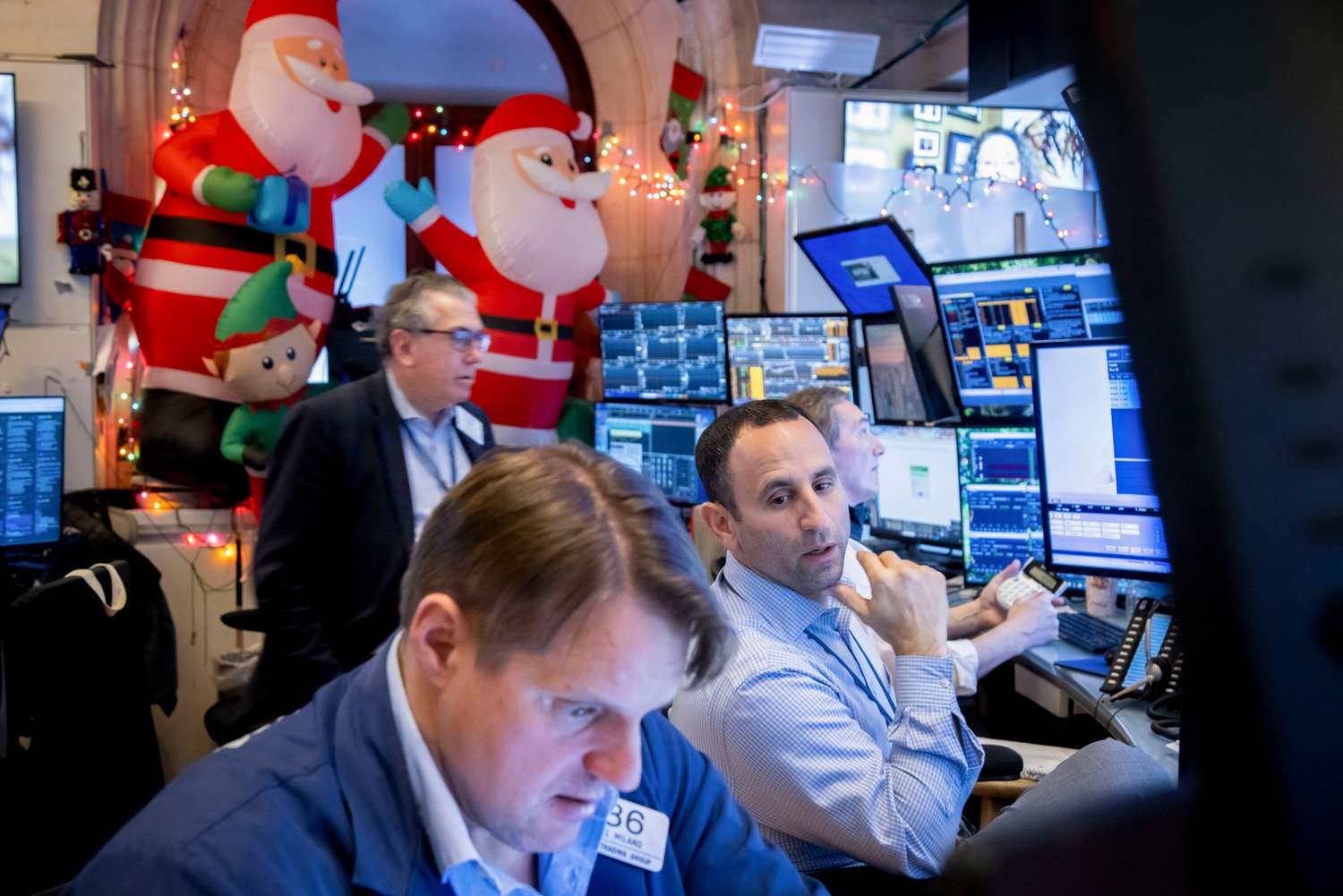 dow-jones-today:-stock-futures-mixed-as-oracle-slumps-after-earnings