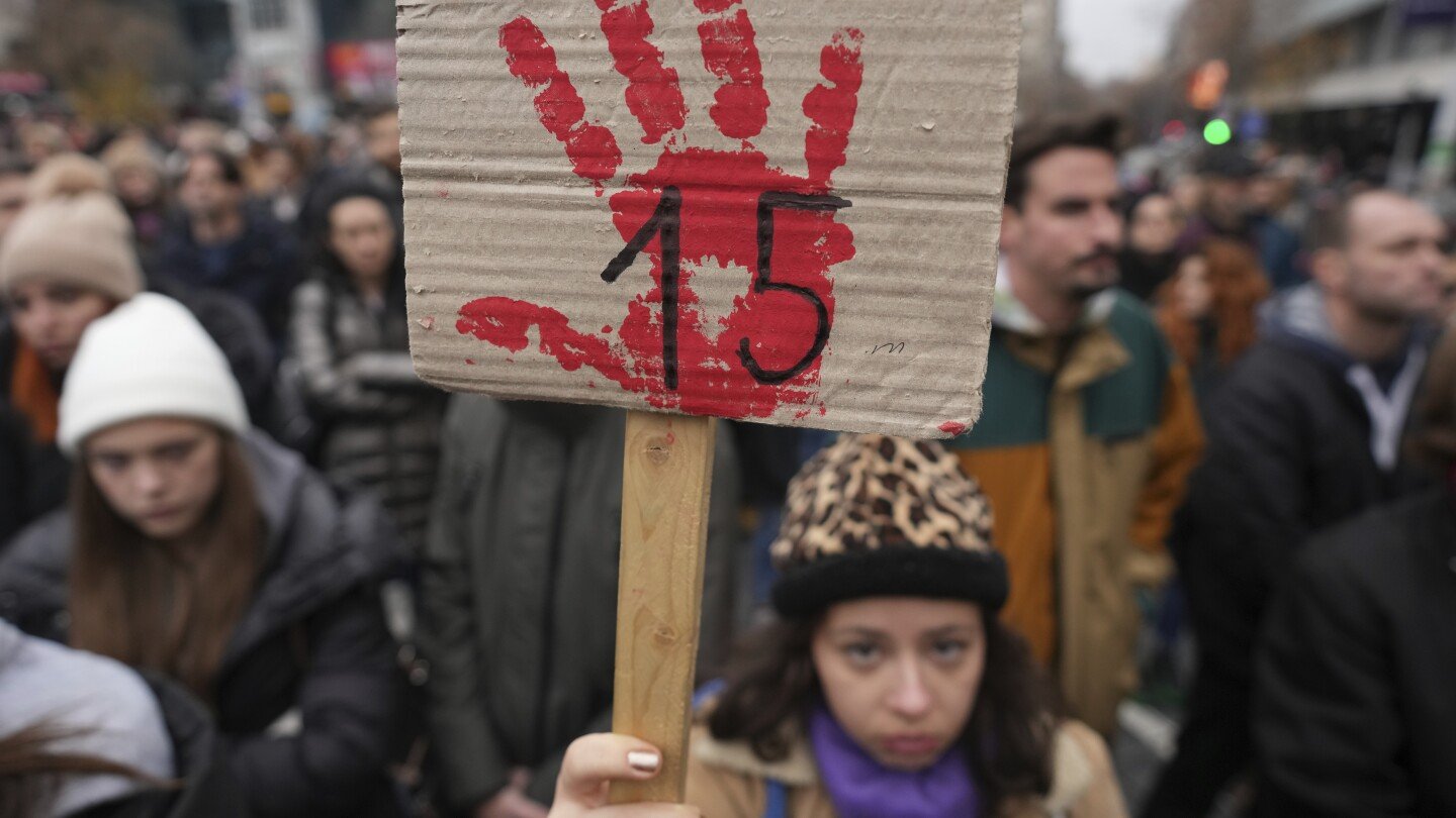 serbios-guardan-silencio-en-protesta-por-tragedia-de-derrumbe-de-techo