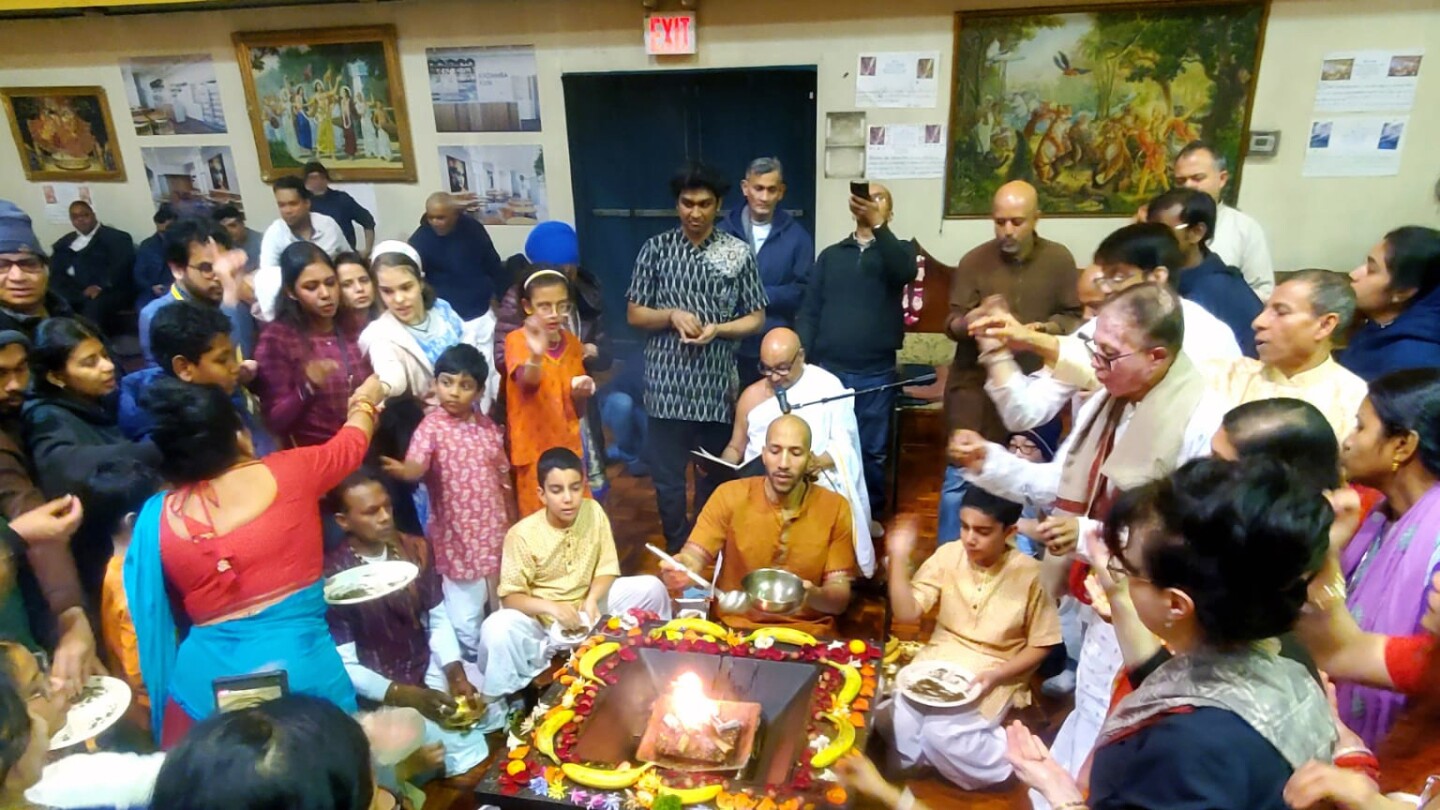 on-gita-jayanti,-hare-krishnas-celebrate-the-birth-of-the-sacred-text-bhagavad-gita