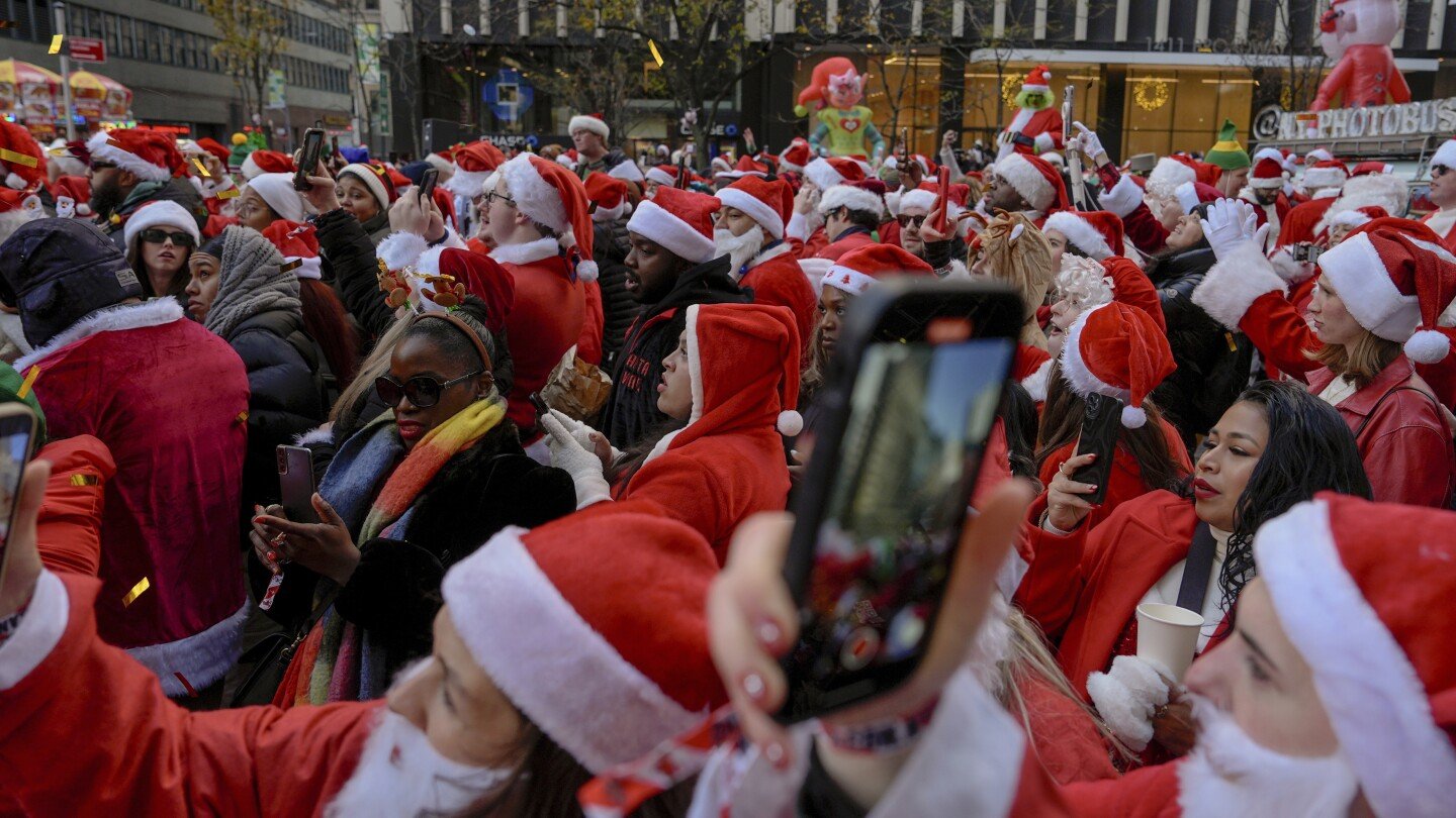 thousands-of-santas-and-a-few-grinches-hit-the-streets-for-annual-santacon-bar-crawls