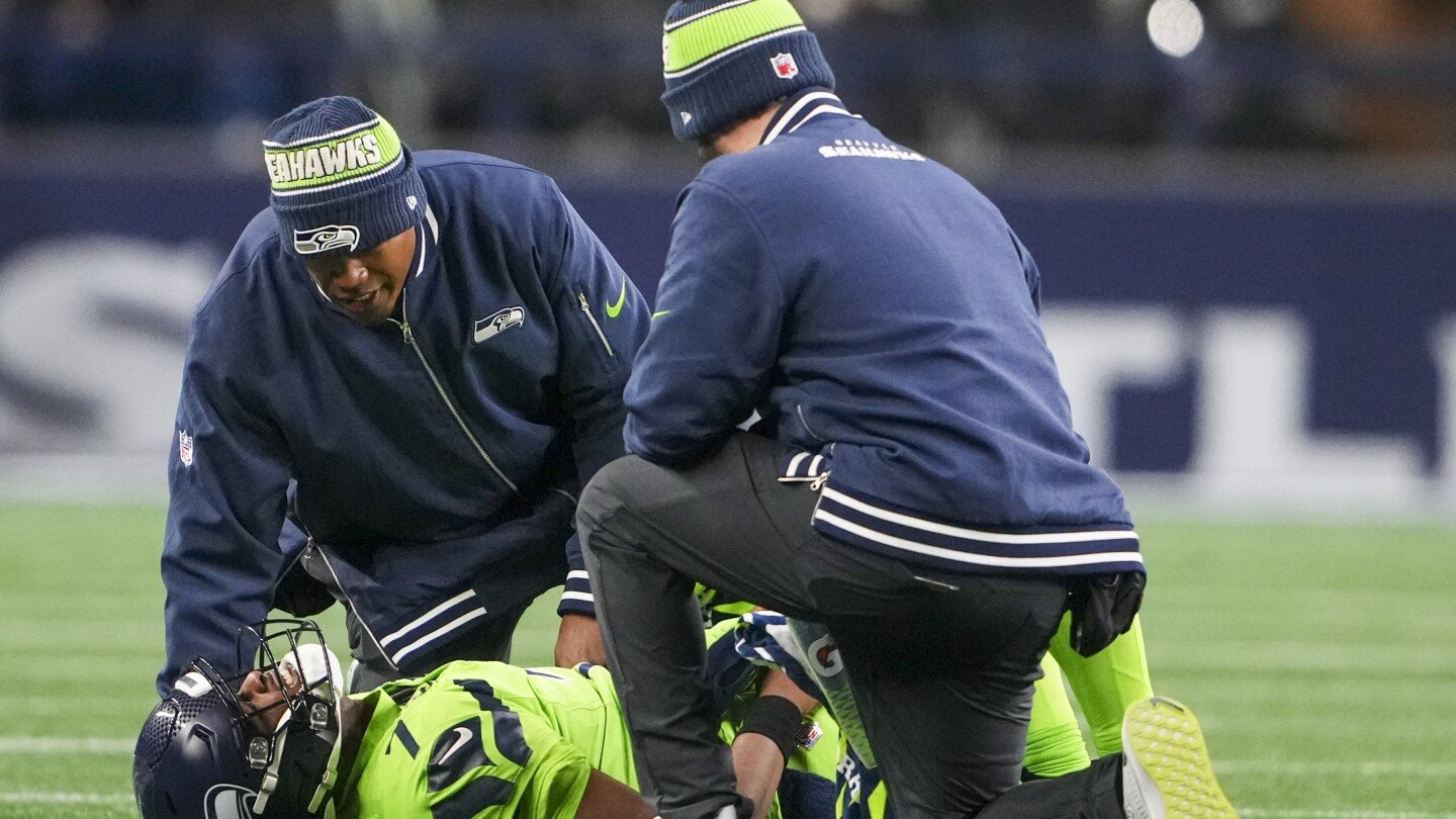seahawks-qb-geno-smith-exits-with-knee-injury-in-3rd-quarter-against-green-bay