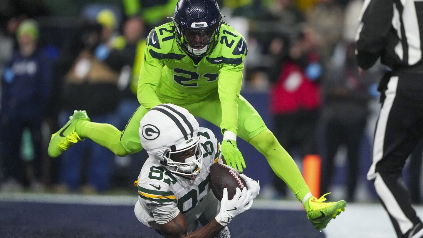 jordan-love-throws-for-2-tds-and-packers-beat-seahawks-30-13-as-seattle-qb-geno-smith-injures-knee