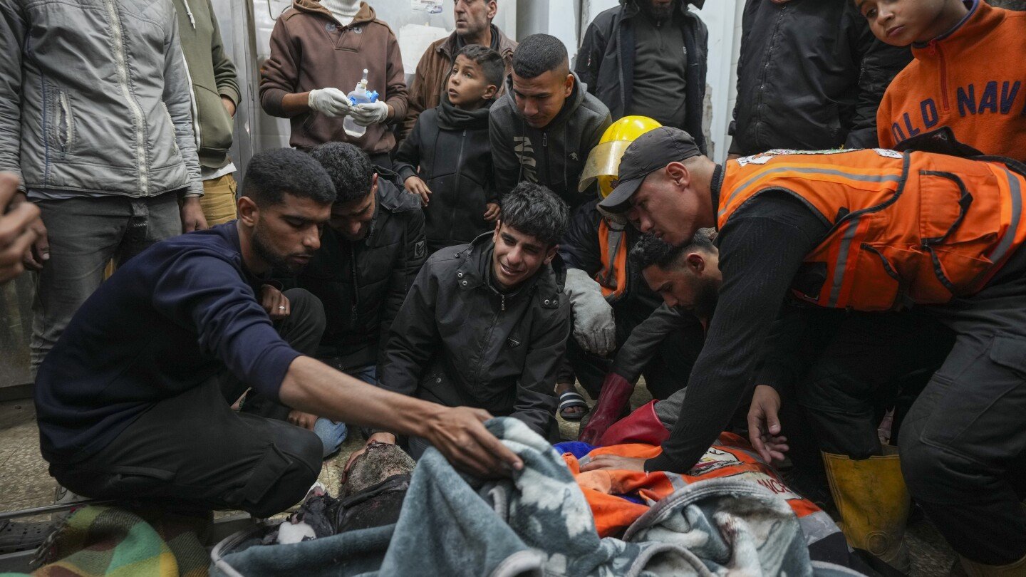 ataques-israelies-en-gaza-matan-a-10-personas,-incluida-una-familia,-segun-funcionarios-palestinos