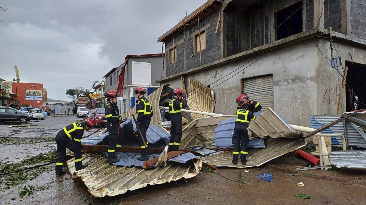 francia-envia-ayuda-a-mayotte-tras-el-ciclon-chido,-que-dejo-cientos-o-incluso-miles-de-muertos