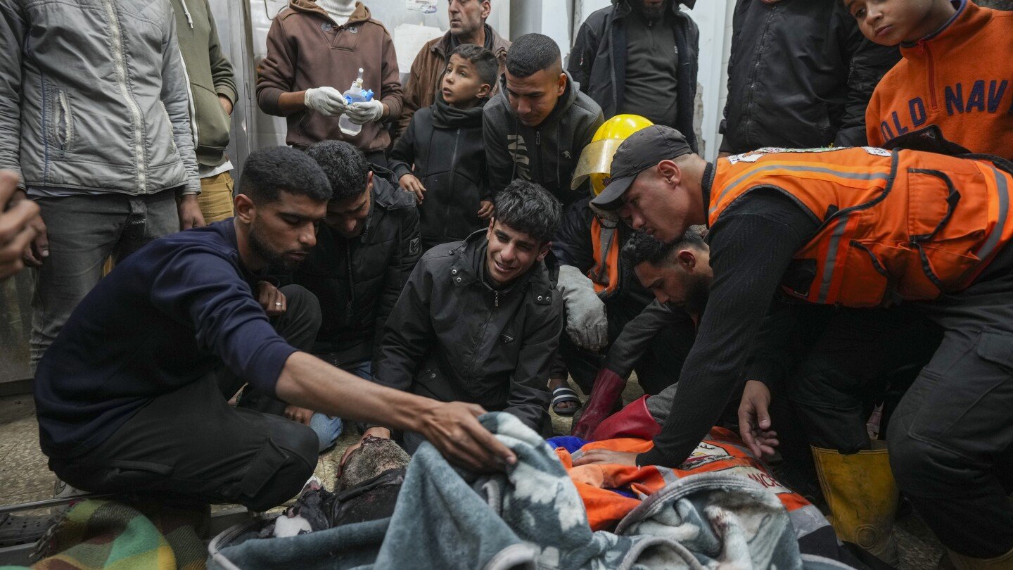 israeli-strikes-in-gaza-kill-at-least-10-people-including-a-family,-palestinian-officials-say