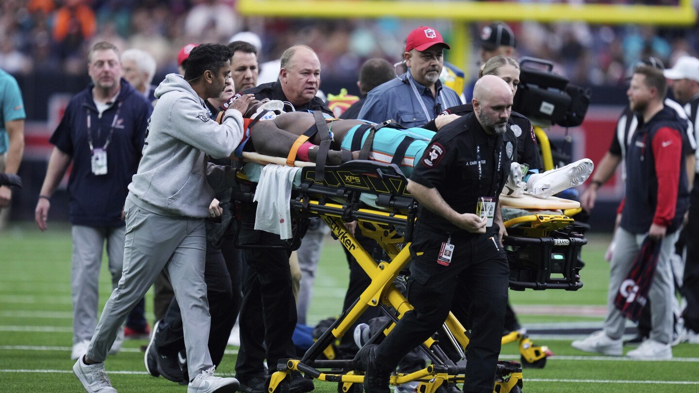 dolphins’-grant-dubose-has-movement-in-extremities-after-scary-hit-to-the-head-vs.-texans