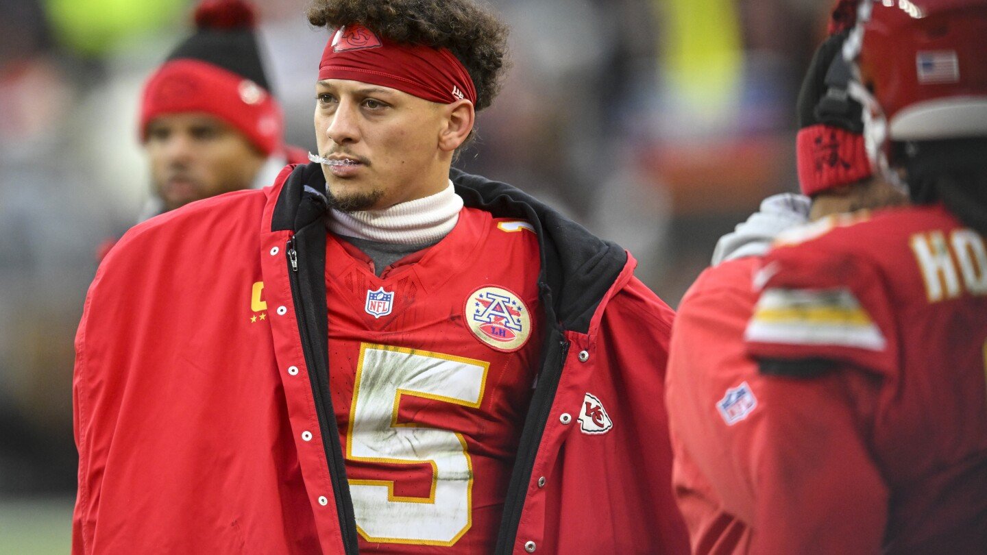 chiefs-qb-patrick-mahomes-has-high-ankle-sprain,-status-for-houston-remains-unclear,-ap-source-says