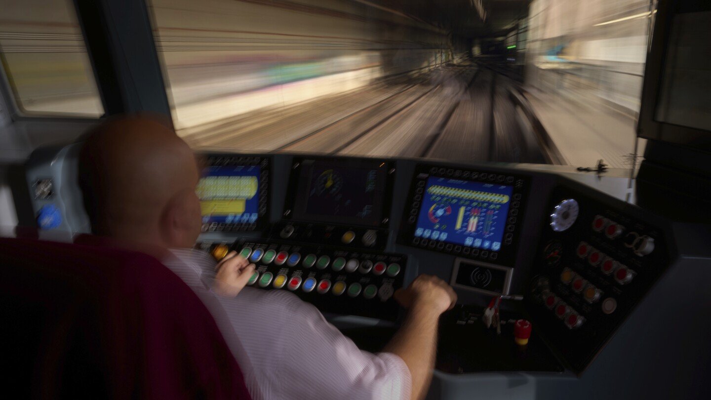 barcelona-subway-recycles-energy-from-braking-into-power-to-charge-electric-cars