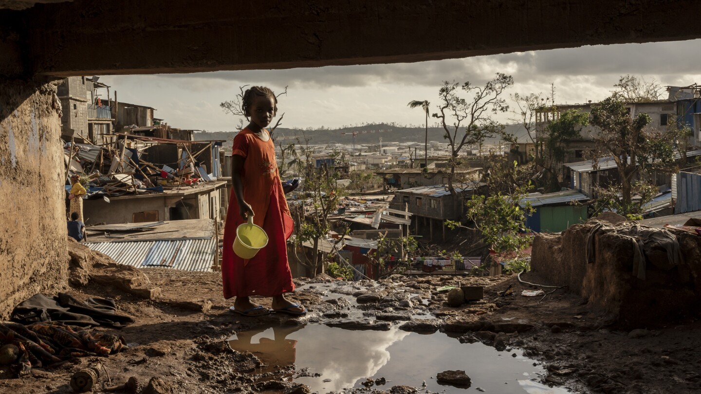 presidente-de-francia-llega-a-mayotte-para-evaluar-danos-causados-por-ciclon-chido