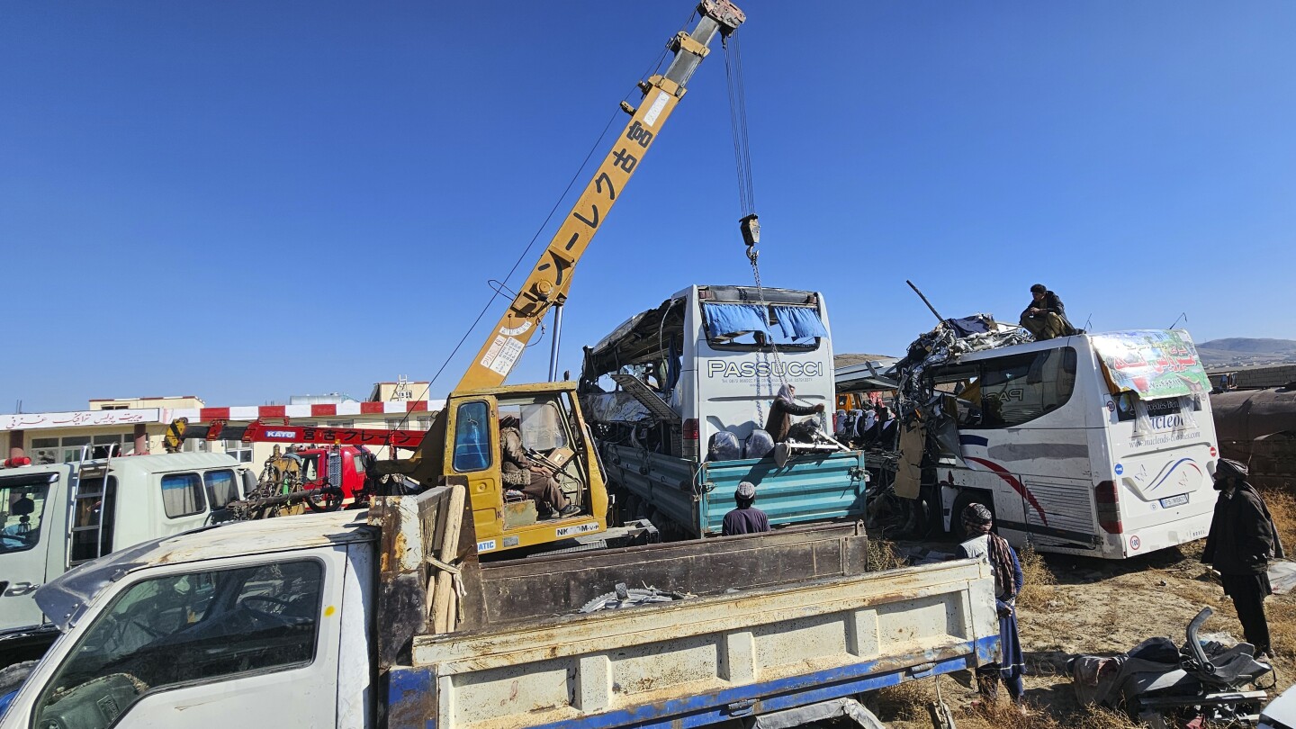 dos-accidentes-en-carreteras-del-sureste-de-afganistan-dejan-50-muertos-y-76-heridos