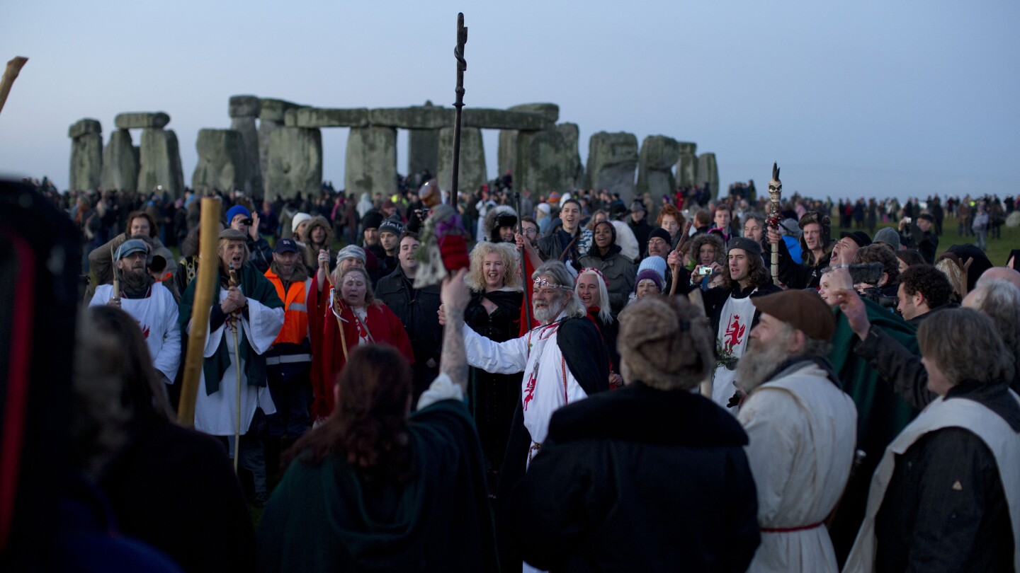 britain’s-stonehenge-is-yet-again-a-source-of-fascination-ahead-of-the-winter-solstice