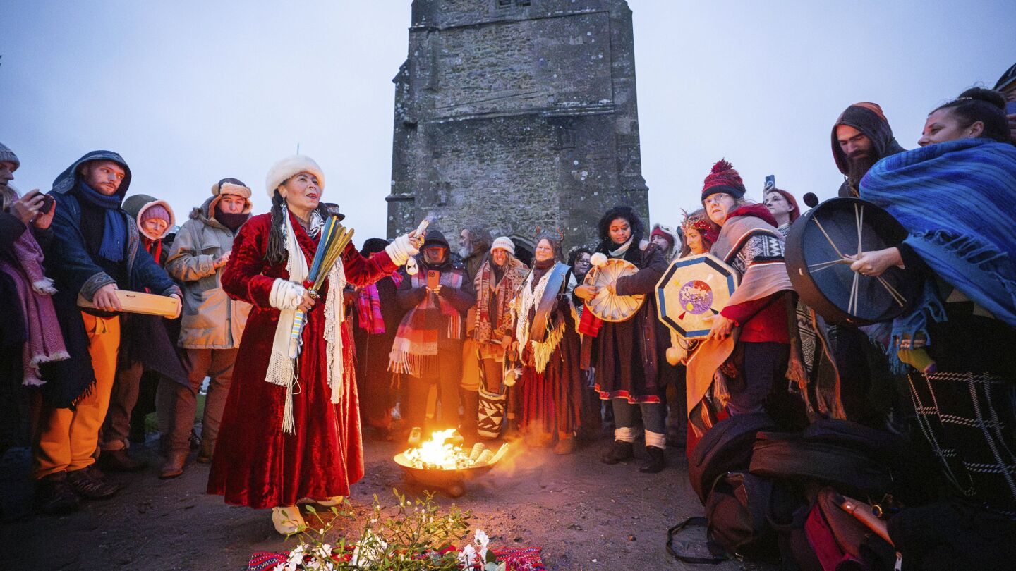 miles-de-personas-reciben-el-solsticio-de-invierno-en-el-antiguo-monumento-de-stonehenge