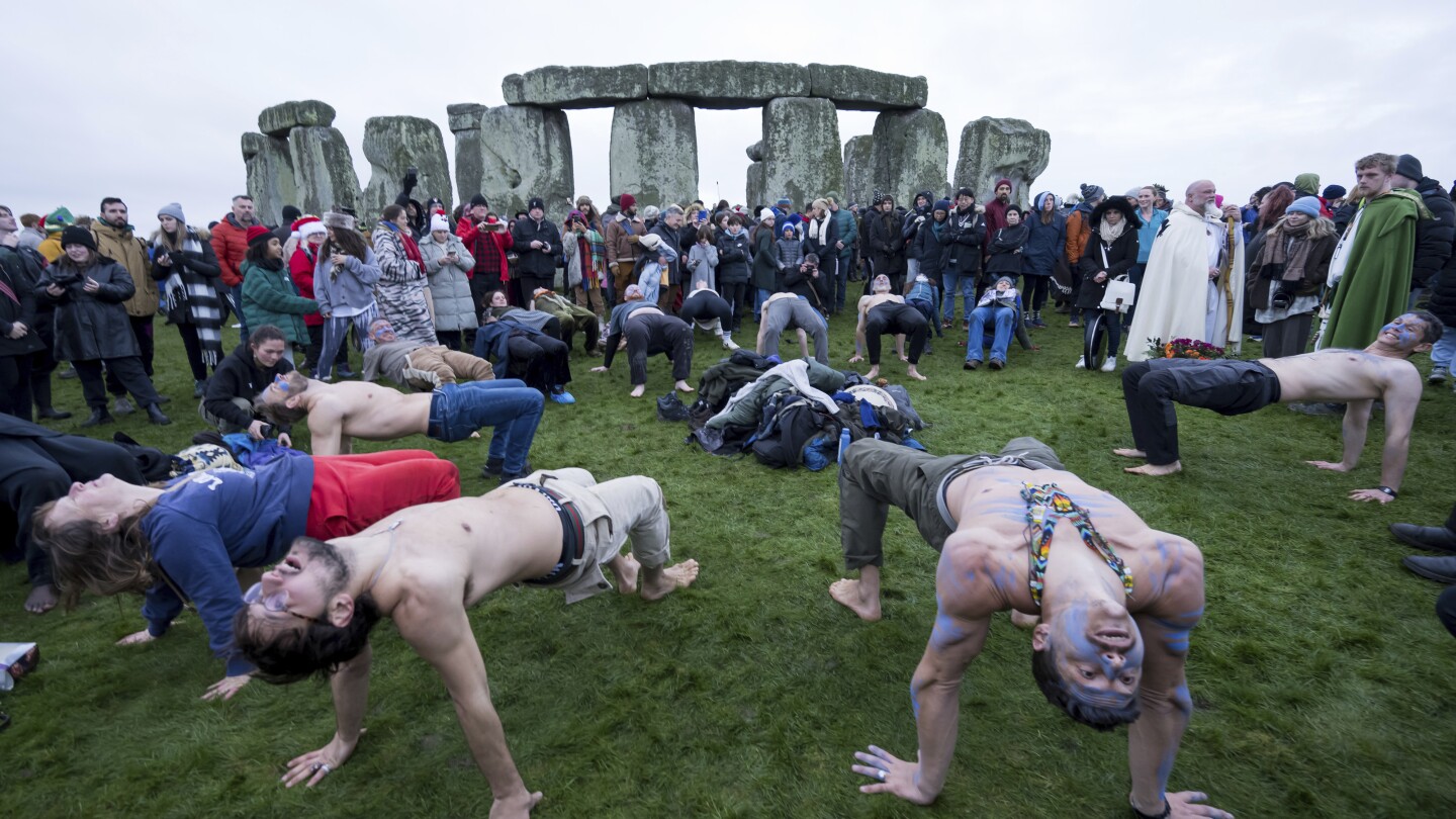 thousands-greet-the-winter-solstice-at-the-ancient-stonehenge-monument