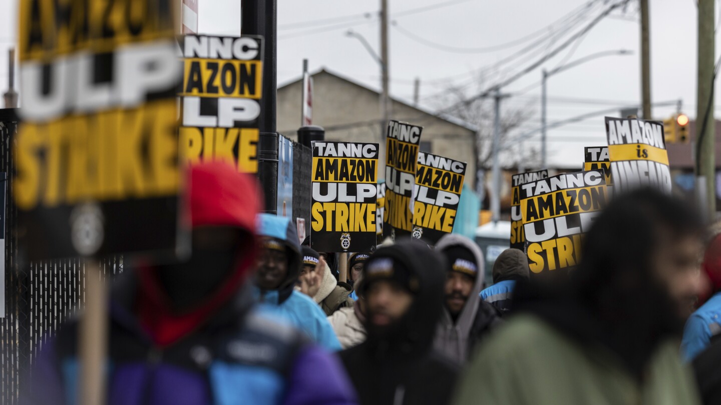 amazon-and-starbucks-workers-are-on-strike.-trump-might-have-something-to-do-with-it