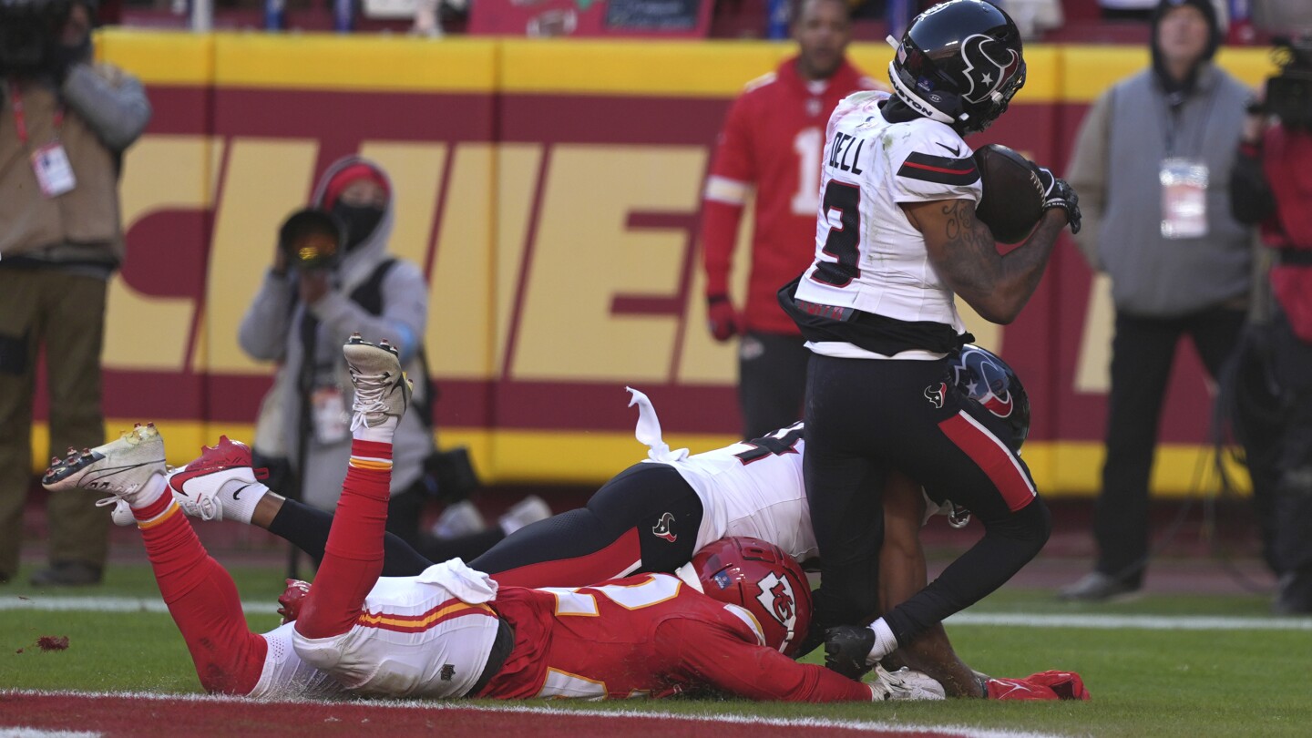texans-wr-tank-dell-carted-off-with-knee-injury-after-td-catch-vs-chiefs