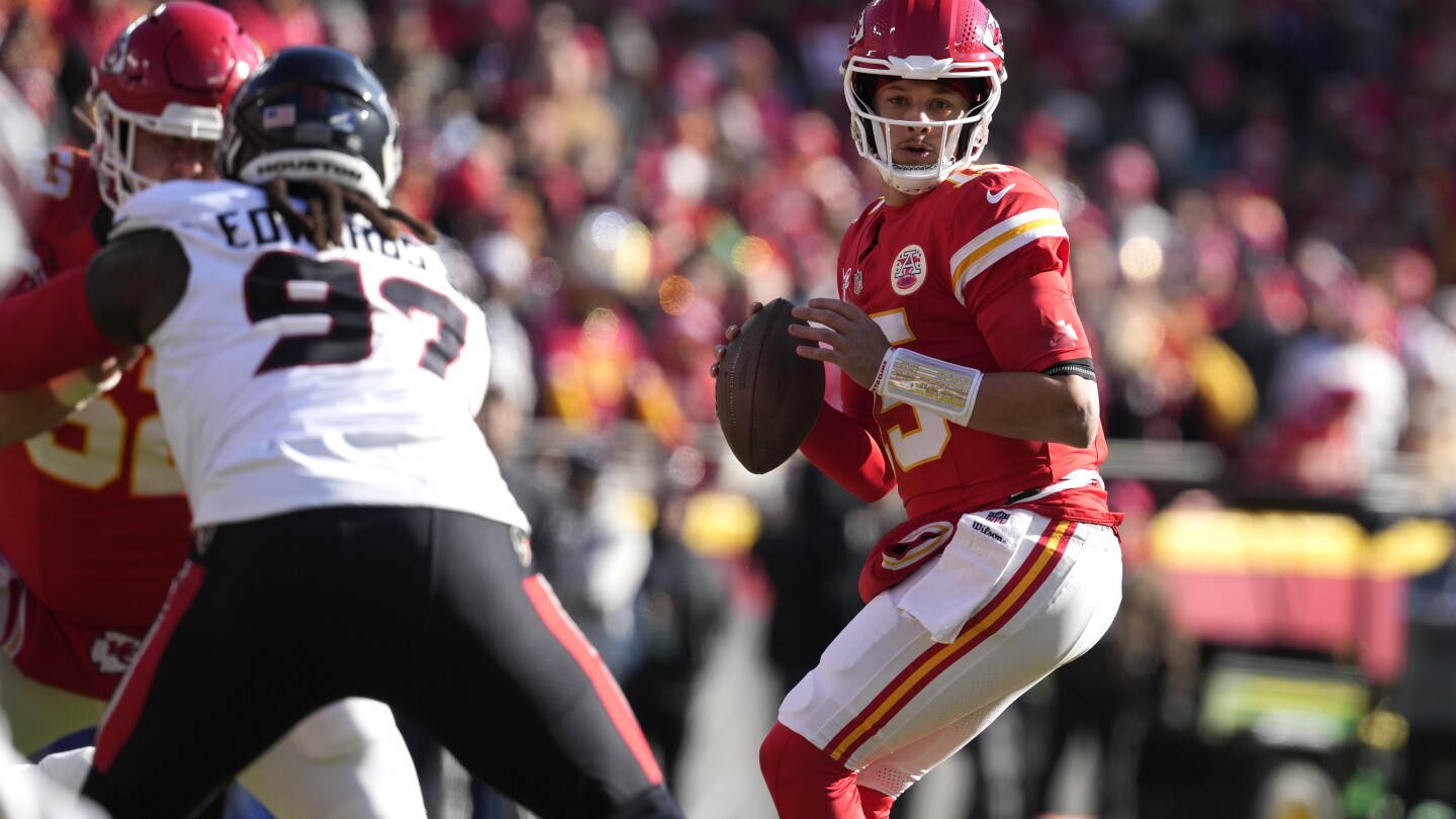 mahomes-throws-for-td-and-runs-for-score-as-chiefs-beat-texans-27-19-to-close-in-on-no.-1-seed