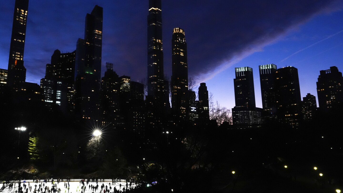 photo-collection:-the-iconic-and-unconventional-sides-of-christmas-in-new-york