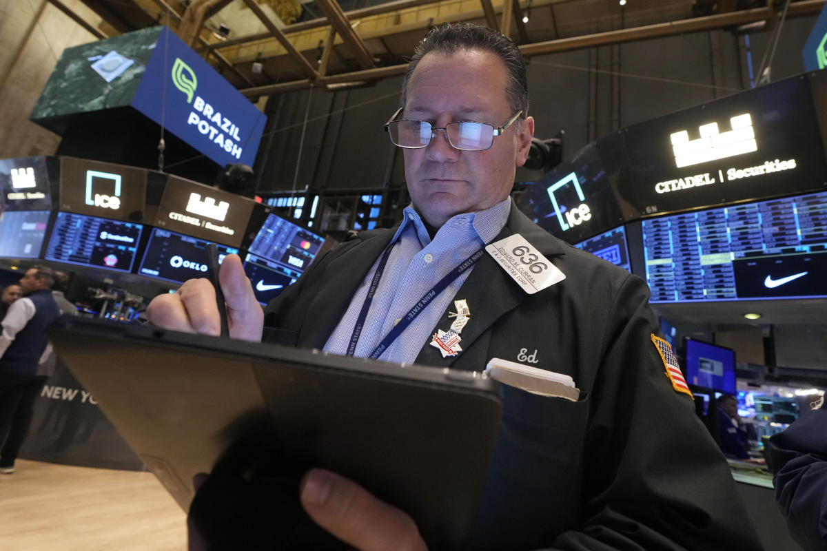 stock-market-today:-dow-slumps,-nasdaq-pushes-higher-as-wall-street-assesses-fed’s-2025-rate-path