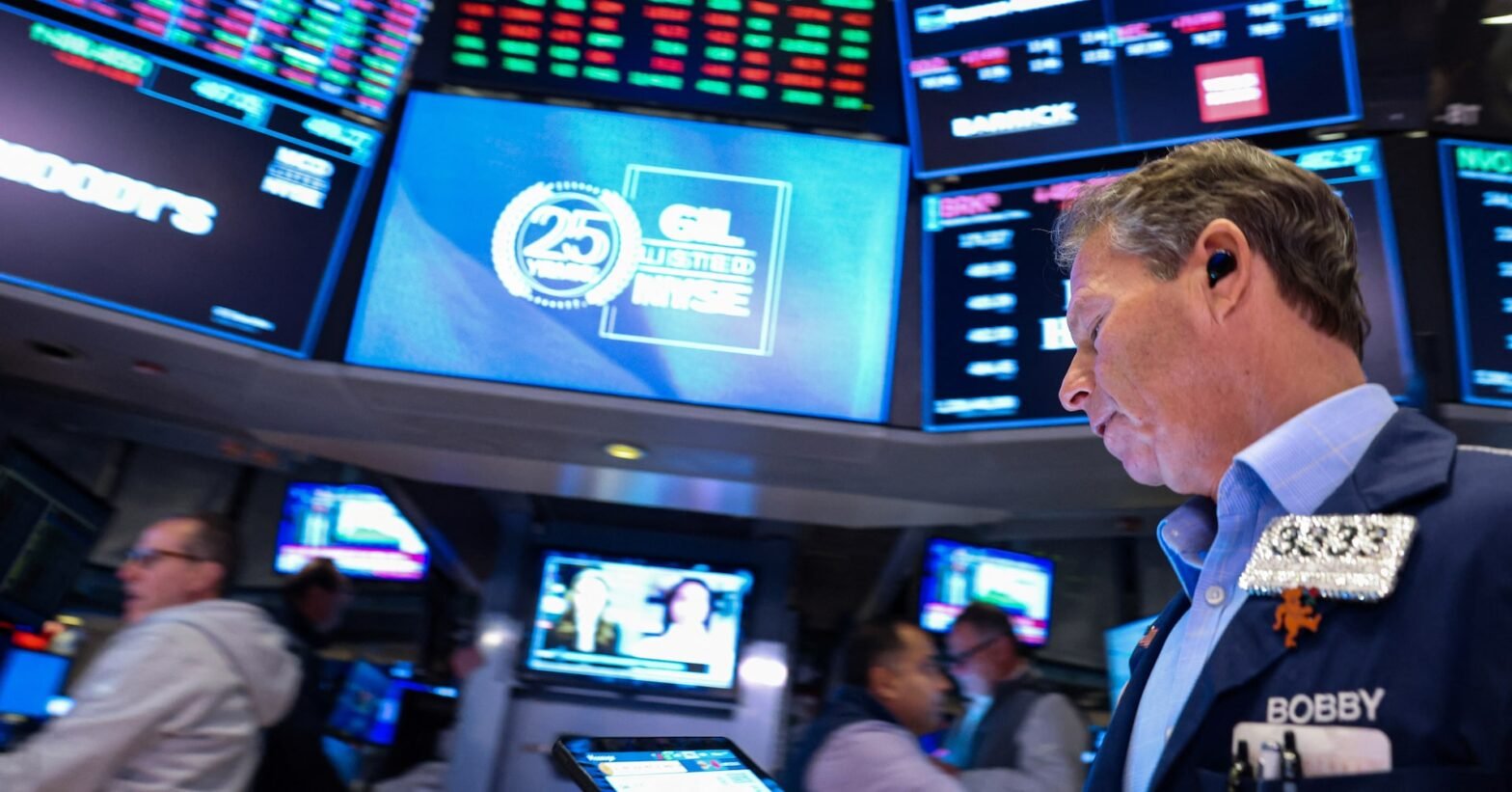 wall-st-futures-kick-off-week-higher-after-government-shutdown-averted
